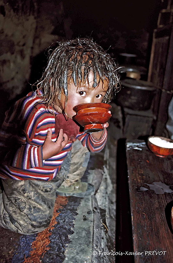 Photo d'une petite fille tibétaine